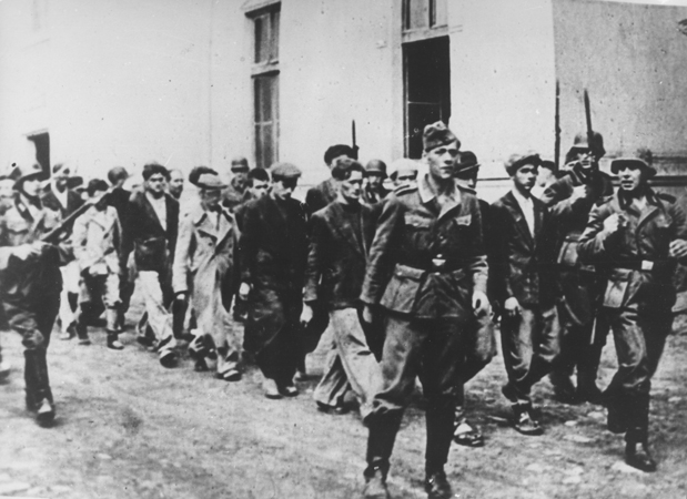 German-troops-escort-hostages-in-Kragujevac
